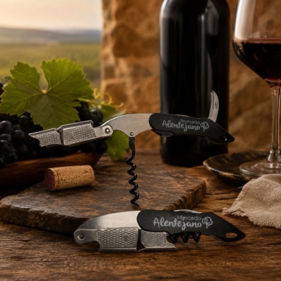 Dois saca-rolhas pretos Mercado Alentejano em ambiente rústico com uvas, rolha, garrafa e copo de vinho