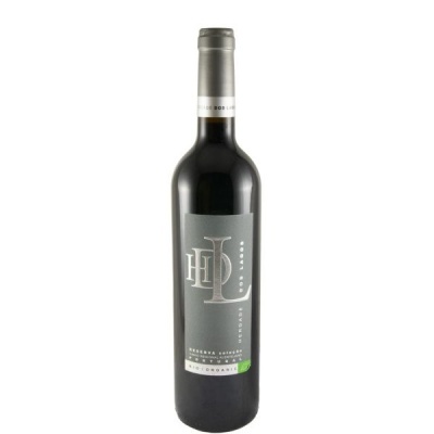 Garrafa de vinho tinto com rótulo cinza escuro e texto branco e prateado