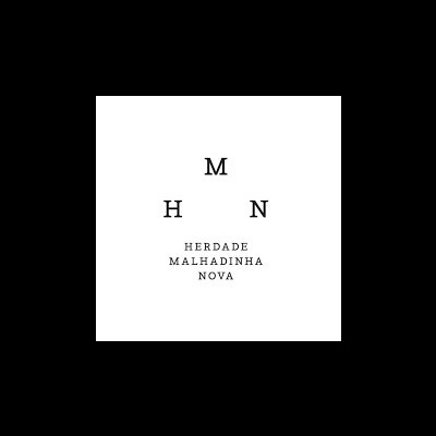 Logotipo com as letras M, H, N e texto HERDADE MALHADINHA NOVA