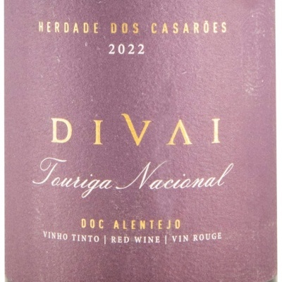 Etiqueta de vinho tinto com texto dourado e branco sobre fundo roxo