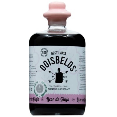 Frasco quadrado de licor de ginja com tampa rosa e rótulo branco
