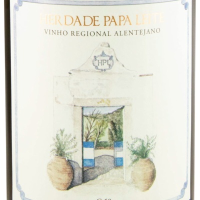 Rótulo de vinho Herdade Papa Leite Alentejano com ilustração de portão e vasos