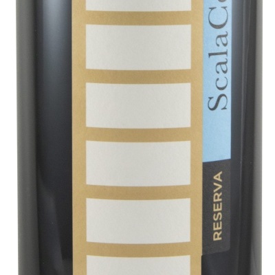 Garrafa de vinho preto com rótulo branco e dourado, etiqueta azul com texto ScalaCoeli e etiqueta preta com texto RESERVA