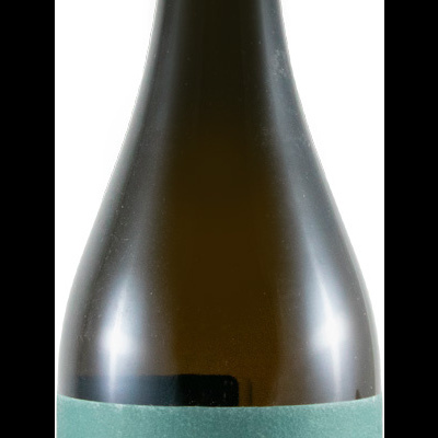 Garrafa de vinho branco com rótulo verde-azulado e texto dourado e branco