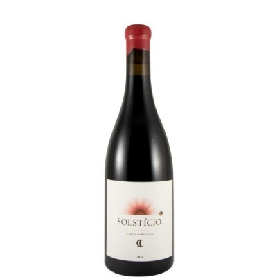 Garrafa de vinho tinto Solstício com cápsula vermelha e rótulo branco