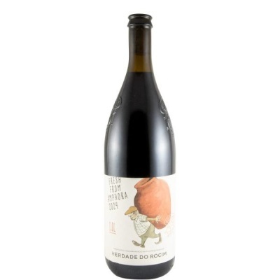 Garrafa de vinho tinto com rótulo ilustrado e texto