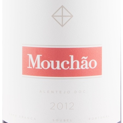 Rótulo branco com nome do vinho Mouchão em fundo vermelho
