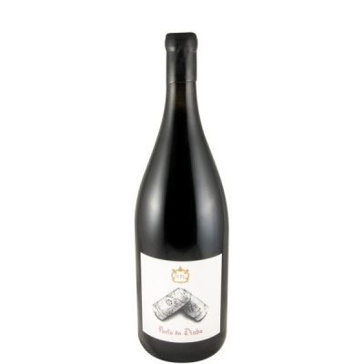 Garrafa de vinho preta com etiqueta branca e texto Paulo do Diabo