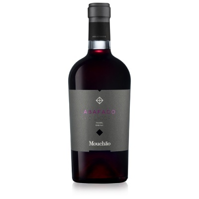 Garrafa de vinho tinto com rótulo cinza escuro