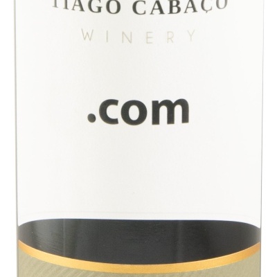 Garrafas de vinho com rótulos brancos e cinza contendo texto preto e amarelo.