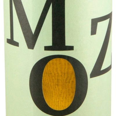 Rótulo de garrafa de vinho branco com texto e design moderno.