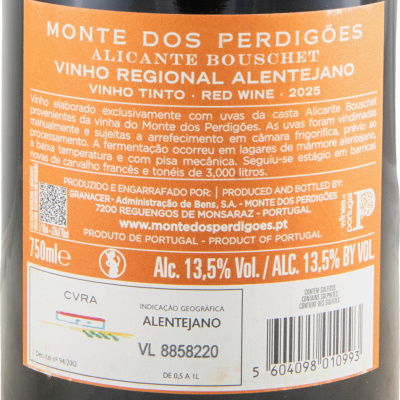 Rótulo de vinho tinto Monte dos Perdigões Alicante Bouschet, Vinho Regional Alentejano 2025, texto em português e inglês, volume 750 ml, álcool 13,5%