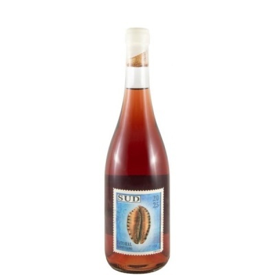 Garrafa de vinho rosé com rótulo azul com concha e texto SUD 2025