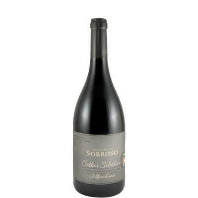Garrafa de vinho escura com rótulo cinza e texto alfrocheiro