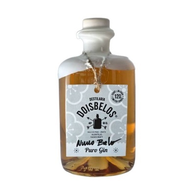 Garrafa de gin Doisbelos com líquido âmbar e etiqueta branca com texto