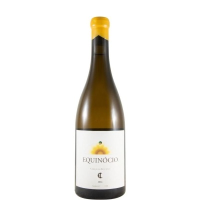 garrafa de vinho branco com rótulo branco e rolha amarela