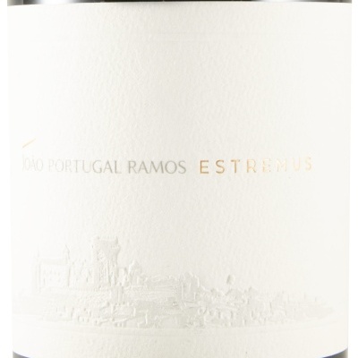 Rótulo branco texturizado de garrafa de vinho com texto dourado e relevo