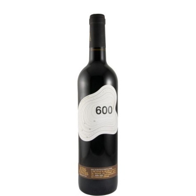 Garrafa de vinho tinto com rótulo branco com o número 600 e rótulo castanho na base