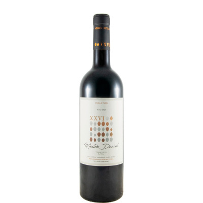 Garrafa de vinho tinto Mestre Daniel XXVI com rótulo branco e design gráfico