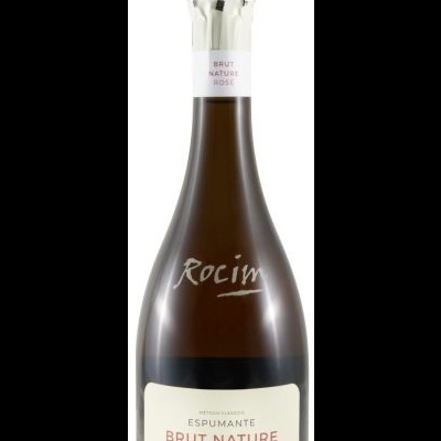 Garrafa de espumante Herdade do Rocim com rótulo branco e cápsula prata