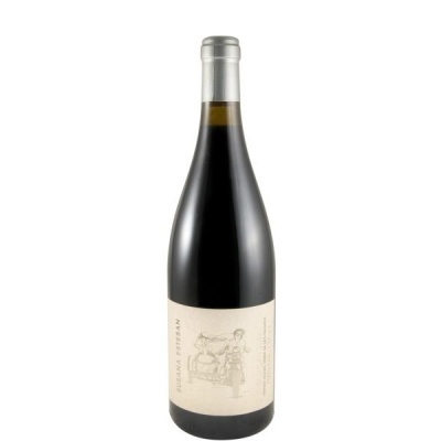Garrafa de vinho tinto com rótulo bege com ilustração e texto Susanna Esteban