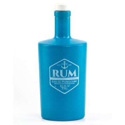 Garrafa azul opaca de rum com tampa branca e texto branco