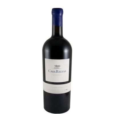 Garrafa de vinho tinto Casa Relvas com rótulo branco e rolha azul