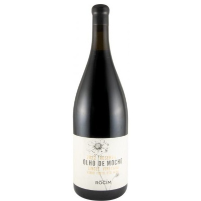 Garrafa de vinho tinto com rótulo branco com desenho de flor e texto