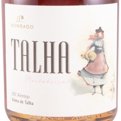 Rótulo de vinho Talha com ilustração de mulher em vestido tradicional