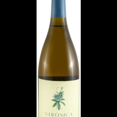 Garrafa de vinho branco com rótulo creme e cápsula azul