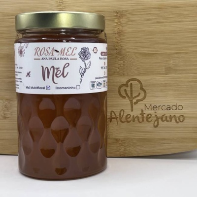 Frasco de mel com rótulo branco e tampa dourada em fundo de madeira com logotipo do Mercado Alentejano