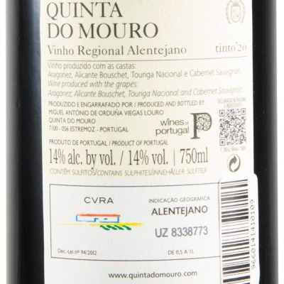 Rótulo de vinho tinto Quinta do Mouro com informações sobre o vinho e produção.