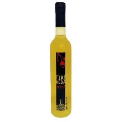 Garrafa de vidro com rótulo preto e líquido amarelo