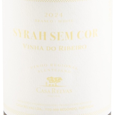Rótulo branco com texto dourado de vinho branco SYRAH SEM COR 2024