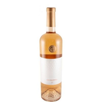 Garrafa de vinho rosé com rótulo branco e detalhe dourado