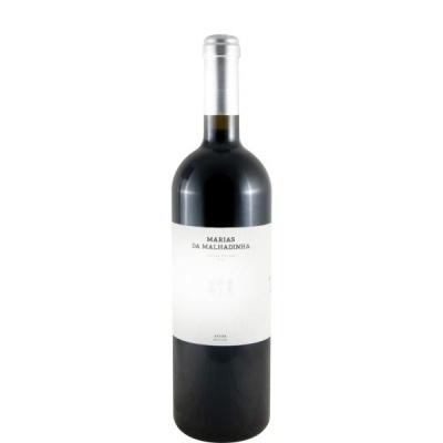 Garrafa de vinho tinto com rótulo branco