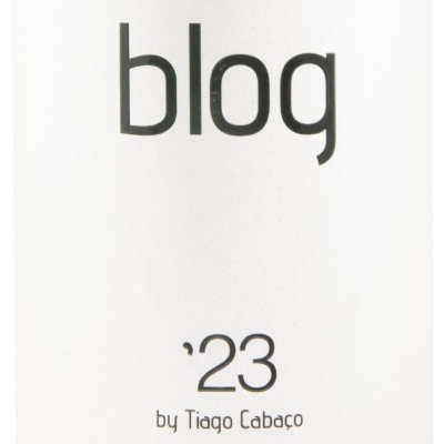 Garrafa de vidro ambar com rótulo branco e texto preto blog e 23 by Tiago Cabaço