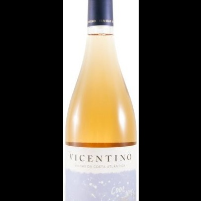 Garrafa de vinho rosé Vicentino com rótulo branco e detalhes azul e amarelo