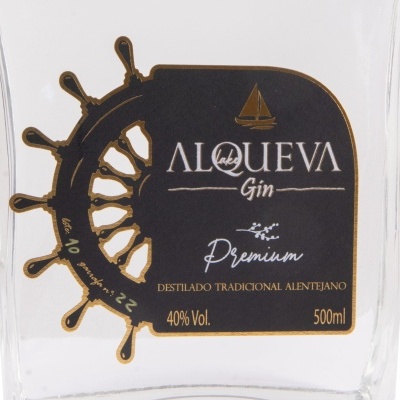 Frasco de gin Alqueva premium com etiqueta preta e dourada e design náutico