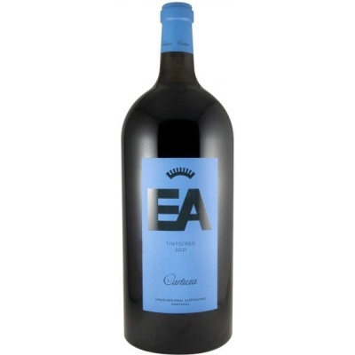 Garrafa de vinho tinto Cartuxa EA com rótulo azul e selo azul