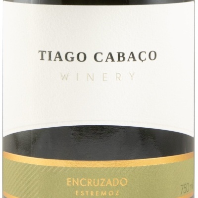Rótulo de garrafa de vinho com texto TIAGO CABAÇO WINERY e ENCRUZADO ESTREMOZ 750 ml