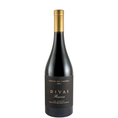 Garrafa de vinho tinto com rótulo preto e texto dourado