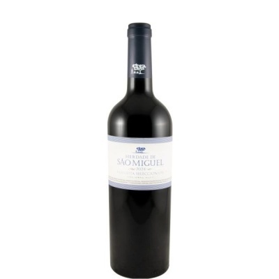 Garrafa de vinho tinto com rótulo branco e texto azul