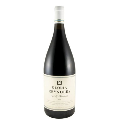 Garrafa de vinho escura com rótulo creme e texto preto