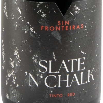 Rótulo preto texturizado com texto vermelho e branco numa garrafa de vinho