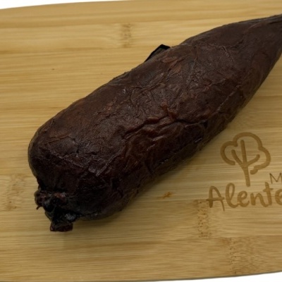 Chouriço castanho escuro numa tábua de madeira com logo Mercado Alentejano