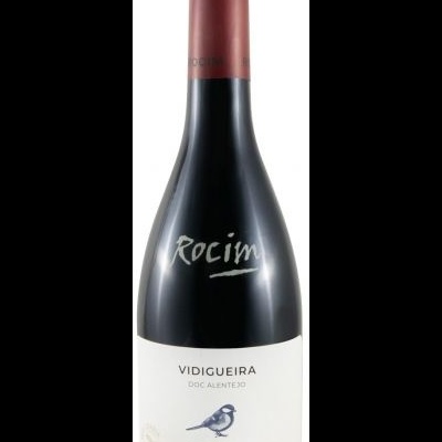 Garrafa de vinho tinto com rótulo branco e tampa vermelha