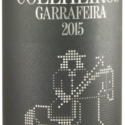 Rótulo de vinho preto com texto branco e imagem pixelada de cavaleiro em cavalo branco.