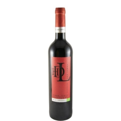 Garrafa de vinho tinto com rótulo vermelho e letras pretas, selo BIO|ORGANIC.