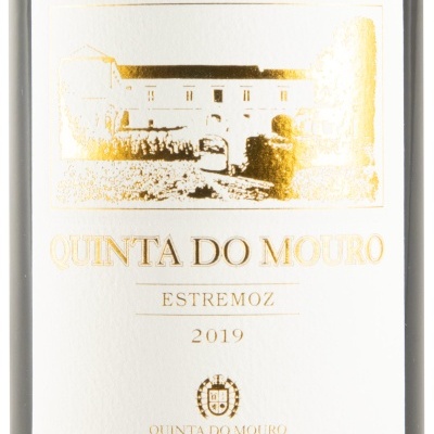 Etiqueta de vinho Quinta do Mouro 2019 Estremoz em fundo branco com detalhe dourado